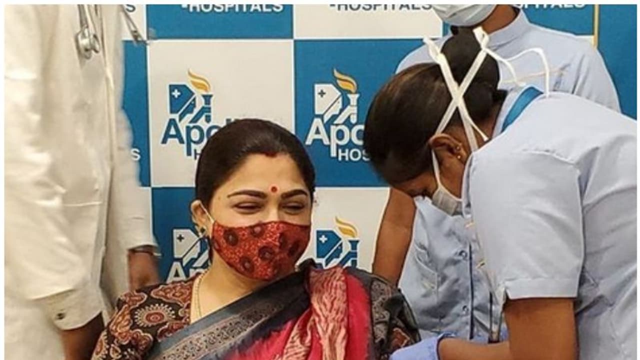 'മറ്റുള്ളവരും ആരോഗ്യത്തോടെയിരിക്കാൻ ആഗ്രഹിക്കുന്നു', കൊവിഡ് വാക്സിന് എടുത്തെന്ന് ഖുശ്ബു 'മറ്റുള്ളവരും ആരോഗ്യത്തോടെയിരിക്കാൻ ആഗ്രഹിക്കുന്നു', കൊവിഡ് വാക്സിന് എടുത്തെന്ന് ഖുശ്ബു