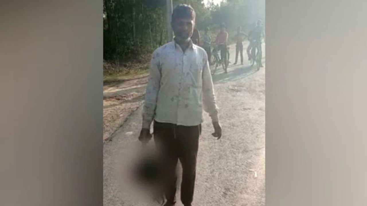 മകളുടെ അറുത്തെടുത്ത തലയും കൈയ്യിൽ പിടിച്ച് പൊലീസ് സ്റ്റേഷനിലേക്ക്, കൊന്നുവെന്ന് കൂസലില്ലാതെ കുറ്റസമ്മതം മകളുടെ അറുത്തെടുത്ത തലയും കൈയ്യിൽ പിടിച്ച് പൊലീസ് സ്റ്റേഷനിലേക്ക്, കൊന്നുവെന്ന് കൂസലില്ലാതെ കുറ്റസമ്മതം