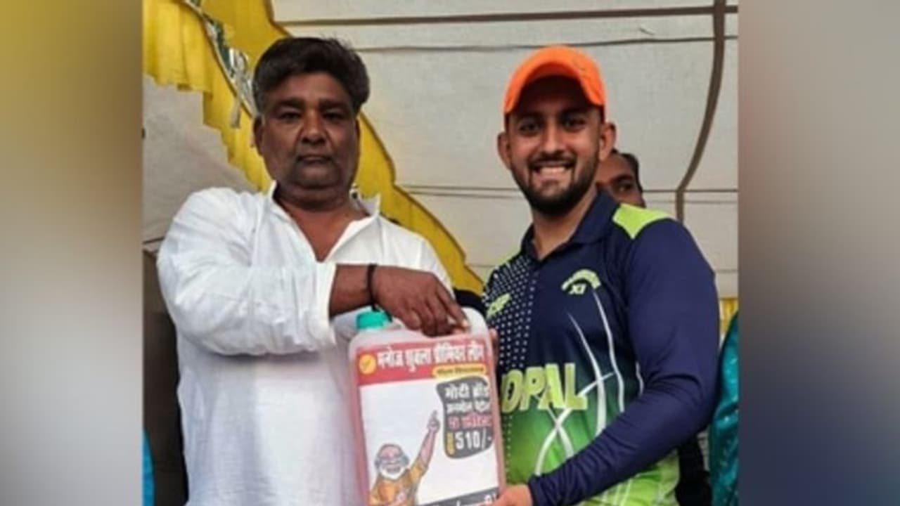 ‘మ్యాన్ ఆఫ్ ది మ్యాచ్’ విజేతకు బహుమతిగా ఐదు లీటర్ల పెట్రోల్... కాంగ్రెస్ పార్టీ వినూత్న...