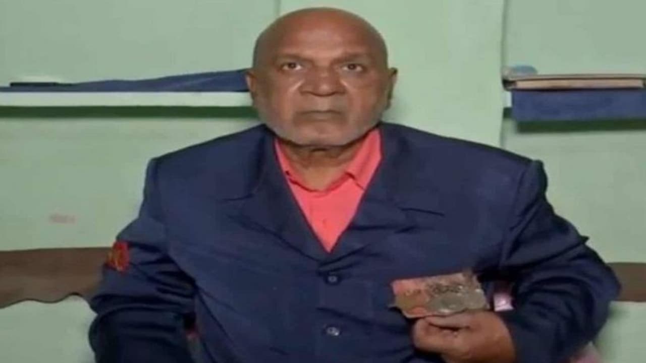 भारत पाकिस्तान युद्ध में मेडल पाने वाले सैनिक के पास अपना घर नहीं, 71 की उम्र में ऑटो चलाने को मजबूर भारत पाकिस्तान युद्ध में मेडल पाने वाले सैनिक के पास अपना घर नहीं, 71 की उम्र में ऑटो चलाने को मजबूर