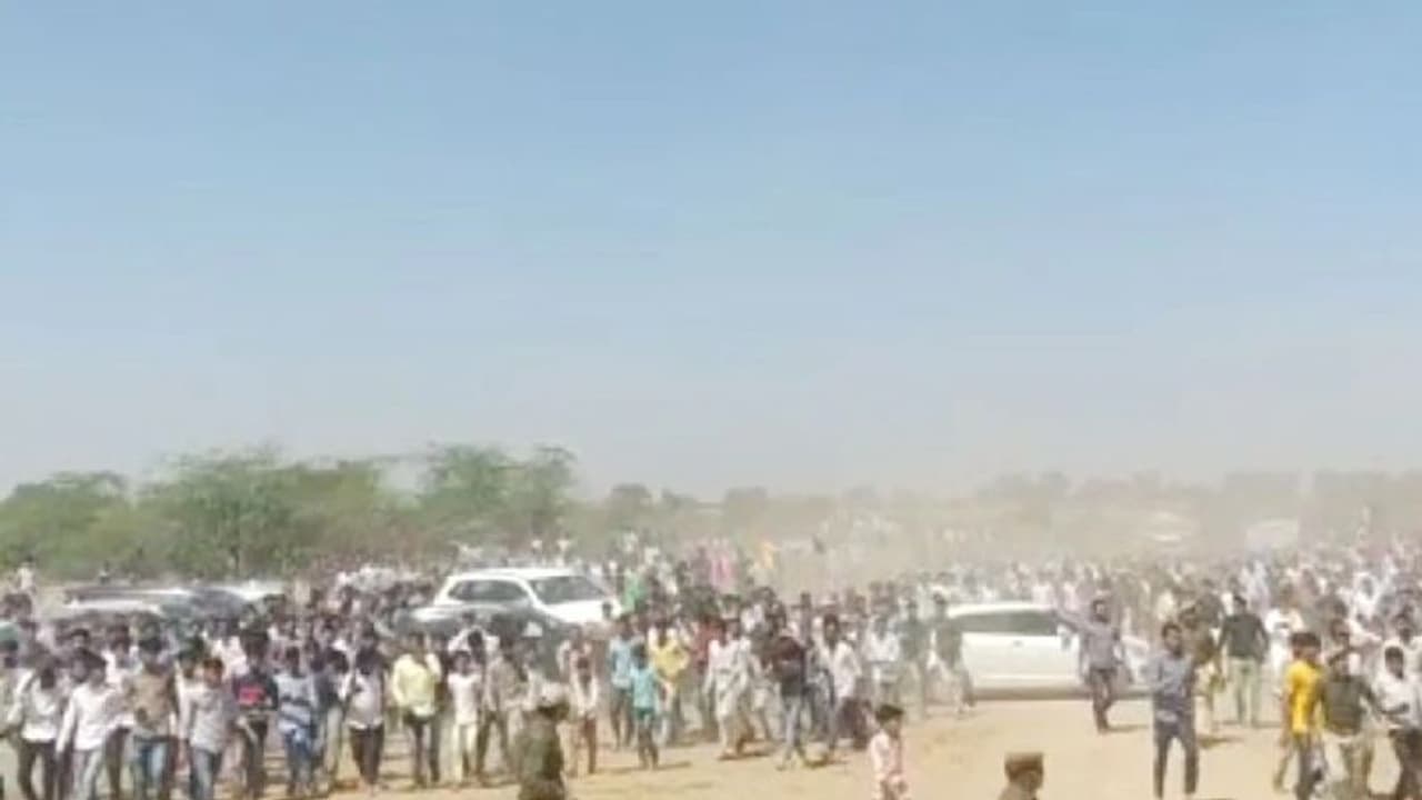 ಮದುವೆಗೆ ಬಂದ ಅತಿಥಿಗಳಿಗೆ ಲಾಠಿ ಭೋಜನ.. ಹೆಚ್ಚಿನ ಜನ ಸೇರಿದ್ರೆ!