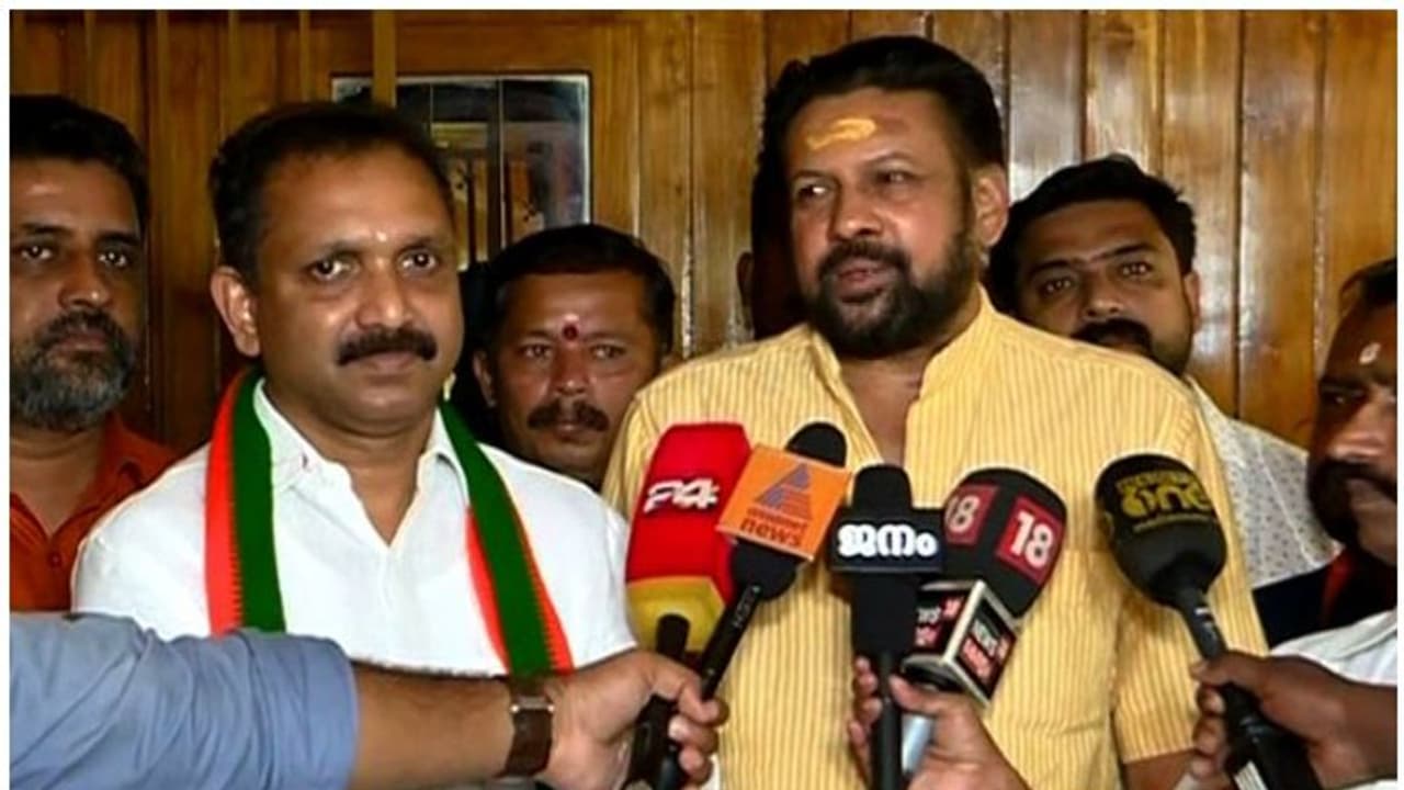 'ശബരിമല കേസുകൾ പിൻവലിച്ചത് സ്വാഗതാർഹം', രാഷ്ട്രീയ വ്യത്യാസമില്ലെന്നും തന്ത്രി കുടുംബം 'ശബരിമല കേസുകൾ പിൻവലിച്ചത് സ്വാഗതാർഹം', രാഷ്ട്രീയ വ്യത്യാസമില്ലെന്നും തന്ത്രി കുടുംബം