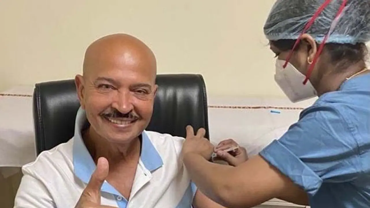 Hrithik Roshan के पिता ने लगवाई कोविड वैक्सीन तो 3 घंटे लाइन में लग इन्होंने भी लगावाया टीका Hrithik Roshan के पिता ने लगवाई कोविड वैक्सीन तो 3 घंटे लाइन में लग इन्होंने भी लगावाया टीका