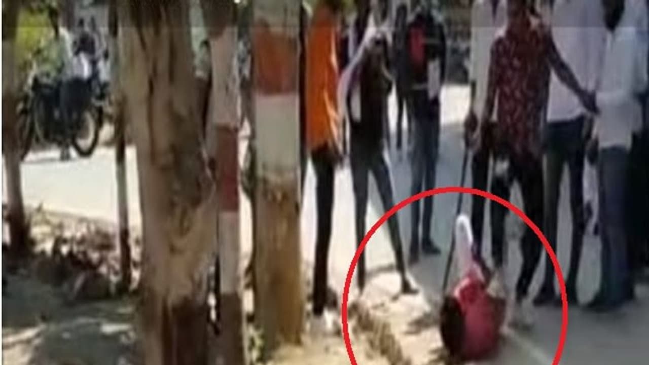 छात्र की पहले पिटाई, फिर अपमानित करने के लिए चटवाया थूक छात्र की पहले पिटाई, फिर अपमानित करने के लिए चटवाया थूक