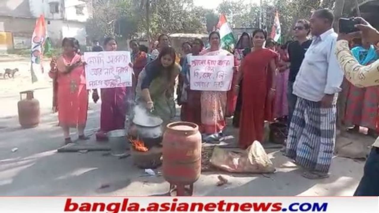 পিকনিক নয়, রান্নার গ্যাসের মূল্যবৃদ্ধিতে উনুন জ্বালিয়ে প্রতিবাদ তৃণমূলের পিকনিক নয়, রান্নার গ্যাসের মূল্যবৃদ্ধিতে উনুন জ্বালিয়ে প্রতিবাদ তৃণমূলের