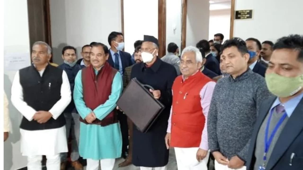 उत्तराखंड सरकार ने पेश किया 57 हजार 400 करोड़ का बजट, जानिए बजट से जुड़ी बड़ी बातें उत्तराखंड सरकार ने पेश किया 57 हजार 400 करोड़ का बजट, जानिए बजट से जुड़ी बड़ी बातें