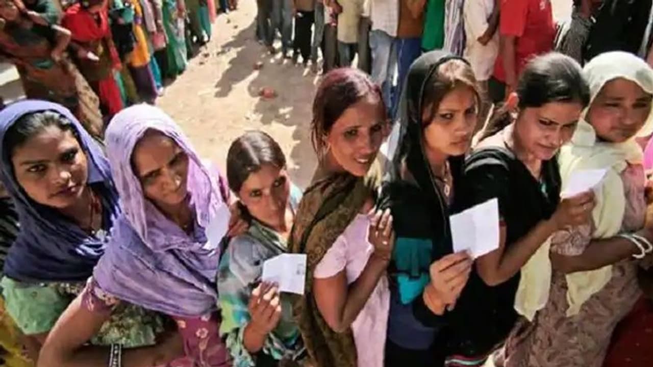 असम में कांग्रेस ने लगाई वादों की झड़ी: महिलाओं को रोजगार में 50% आरक्षण, 200 यूनिट बिजली FREE असम में कांग्रेस ने लगाई वादों की झड़ी: महिलाओं को रोजगार में 50% आरक्षण, 200 यूनिट बिजली FREE