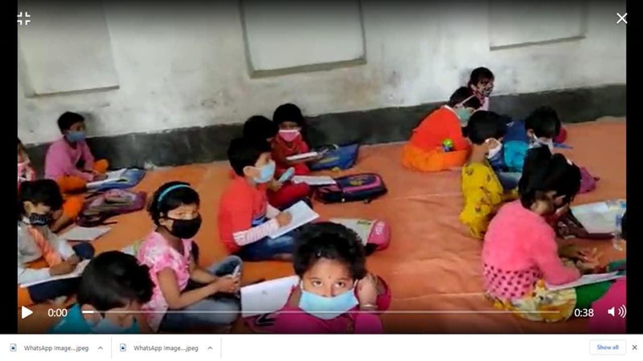 করোনা নিয়মকে বুড়ো আঙুল দেখিয়ে চলছে ক্লাস, রীতিমত ঝুঁকি বাড়ছে একঝাঁক শিশুর করোনা নিয়মকে বুড়ো আঙুল দেখিয়ে চলছে ক্লাস, রীতিমত ঝুঁকি বাড়ছে একঝাঁক শিশুর
