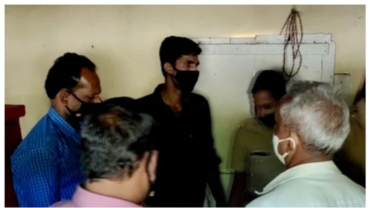 നെയ്യാറ്റിന്കരയില് ജനല്കമ്പിയില് തൂങ്ങിയ നിലയില് യുവതിയുടെ മൃതദേഹം; ആത്മഹത്യയെന്ന് പ്രാഥമിക നിഗമനം നെയ്യാറ്റിന്കരയില് ജനല്കമ്പിയില് തൂങ്ങിയ നിലയില് യുവതിയുടെ മൃതദേഹം; ആത്മഹത്യയെന്ന് പ്രാഥമിക നിഗമനം