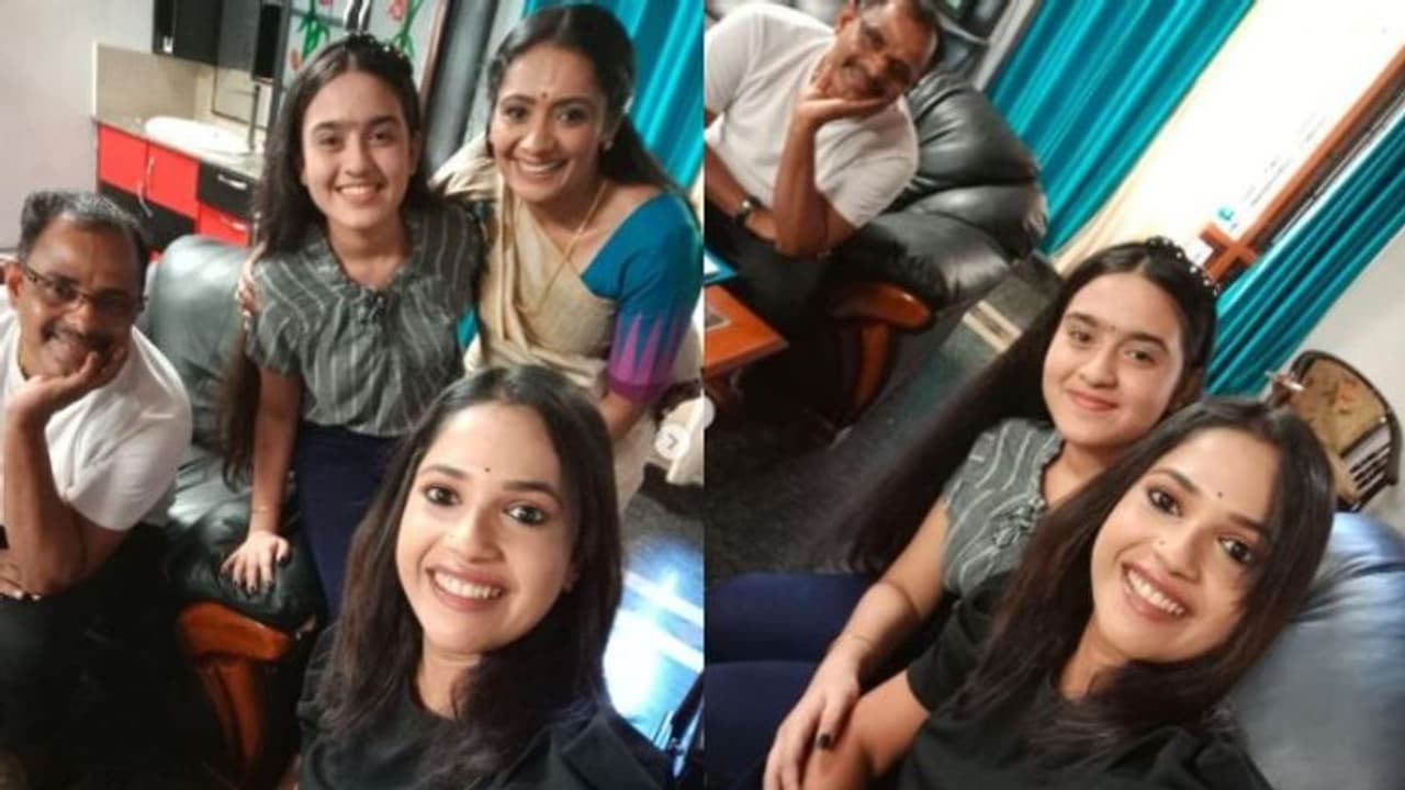 സുമിത്രയും ശീതളും പൂജയും പിന്നെ ഡയറക്ടറും; ഒരു 'കുടുംബവിളക്ക്' സെല്ഫി സുമിത്രയും ശീതളും പൂജയും പിന്നെ ഡയറക്ടറും; ഒരു 'കുടുംബവിളക്ക്' സെല്ഫി