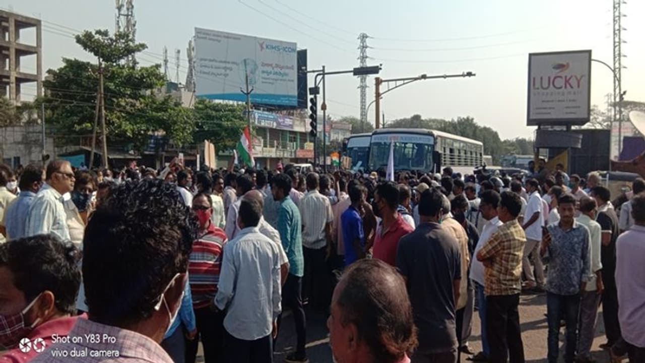 విశాఖ ఉక్కు ప్రైవేటీకరణ: ఏపీలో కొనసాగుతున్న బంద్ విశాఖ ఉక్కు ప్రైవేటీకరణ: ఏపీలో కొనసాగుతున్న బంద్