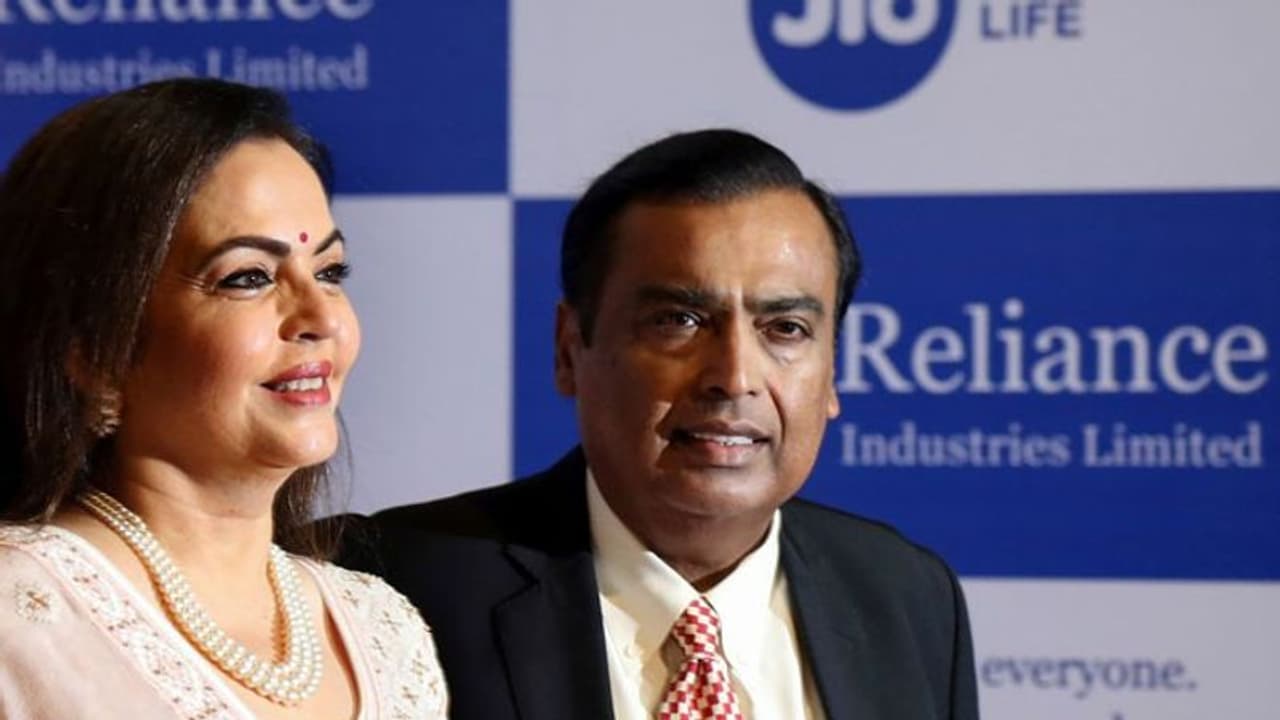 मुकेश अंबानी की बीवी ने किया बड़ा ऐलान, अपने सभी Employee को Free Corona वैक्सीन देगा Reliance