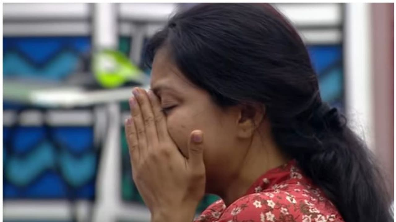 ആരു ജയിലില് പോകും?, ബിഗ് ബോസില് ഒറ്റപ്പെട്ട് പൊട്ടിക്കരഞ്ഞ് സൂര്യ വീഡിയോ ആരു ജയിലില് പോകും?, ബിഗ് ബോസില് ഒറ്റപ്പെട്ട് പൊട്ടിക്കരഞ്ഞ് സൂര്യ വീഡിയോ