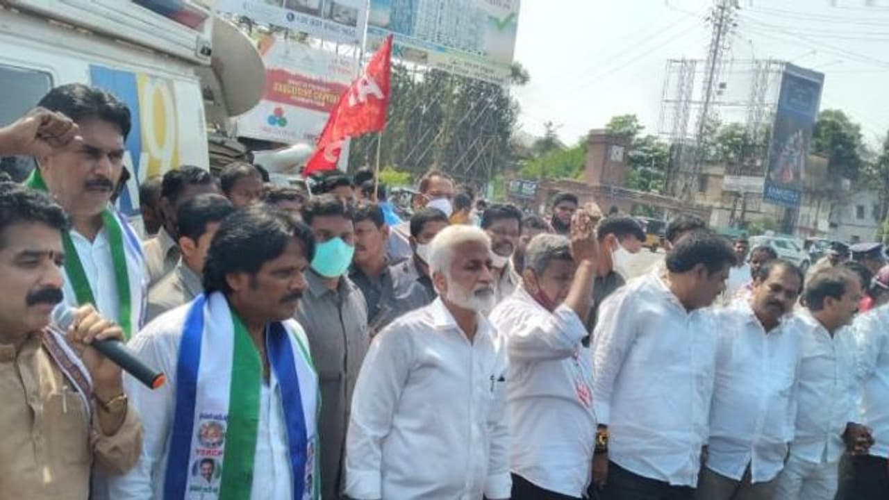 ఏపీ బంద్ లో అధికార వైసిపి... రోడ్డుపై బైఠాయించిన మంత్రులు, ఎంపీ, ఎమ్మెల్యేలు ఏపీ బంద్ లో అధికార వైసిపి... రోడ్డుపై బైఠాయించిన మంత్రులు, ఎంపీ, ఎమ్మెల్యేలు