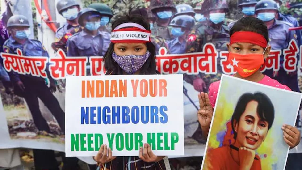 Army की बर्बरता में 54 लोगों मारे गए, इससे नाराज म्यांमार के 19 पुलिसकर्मी पहुंचे भारत; यही रहना चाहते हैं Army की बर्बरता में 54 लोगों मारे गए, इससे नाराज म्यांमार के 19 पुलिसकर्मी पहुंचे भारत; यही रहना चाहते हैं