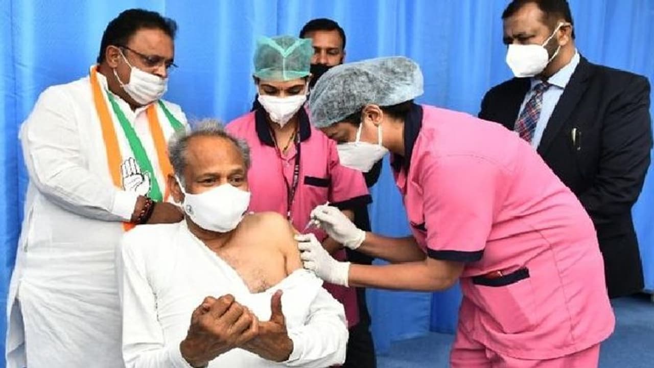 CM अशोक गहलोत ने लगवाई कोरोना वैक्सीन, कुछ देर बाद वसुंधरा राजे भी पहुंच गईं..कही एक ही बात CM अशोक गहलोत ने लगवाई कोरोना वैक्सीन, कुछ देर बाद वसुंधरा राजे भी पहुंच गईं..कही एक ही बात