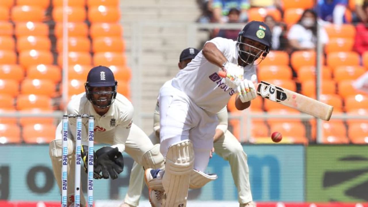 సిక్సర్తో సెంచరీ మార్క్... రిషబ్ పంత్ ఊర మాస్ ఇన్నింగ్స్... ఇంగ్లాండ్కి చుక్కలు... సిక్సర్తో సెంచరీ మార్క్... రిషబ్ పంత్ ఊర మాస్ ఇన్నింగ్స్... ఇంగ్లాండ్కి చుక్కలు...