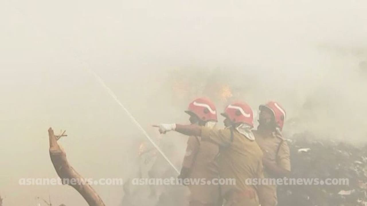 Brahmapuram Plant Fire: ബ്രഹ്മപുരം മാലിന്യ പ്ലാന്റിൽ വീണ്ടും തീപിടുത്തം; കൂട്ടിയിട്ടിരിക്കുന്ന മാലിന്യം കത്തി Brahmapuram Plant Fire: ബ്രഹ്മപുരം മാലിന്യ പ്ലാന്റിൽ വീണ്ടും തീപിടുത്തം; കൂട്ടിയിട്ടിരിക്കുന്ന മാലിന്യം കത്തി