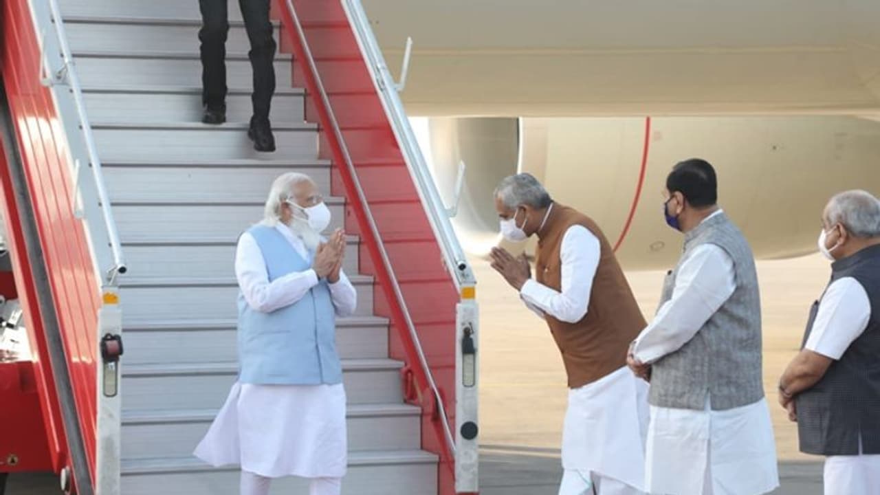गुजरात: पीएम मोदी अहमदाबाद पहुंचे, विजय रूपाणी, नितिन पटेल ने किया स्वागत गुजरात: पीएम मोदी अहमदाबाद पहुंचे, विजय रूपाणी, नितिन पटेल ने किया स्वागत