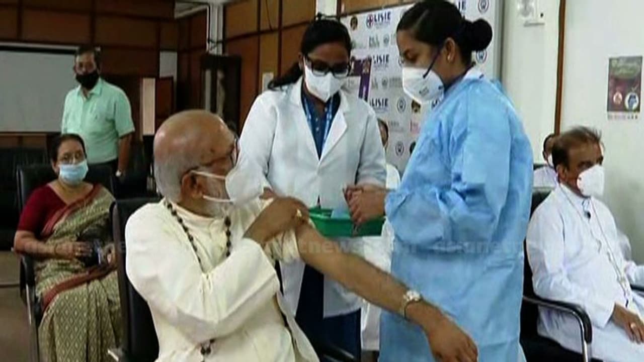 മാർ ജോർജ്ജ് ആലഞ്ചേരി വാക്സീൻ സ്വീകരിച്ചു; ആരോഗ്യമേഖലയ്ക്ക് കർദ്ദിനാളിന്‍റെ പ്രശംസ