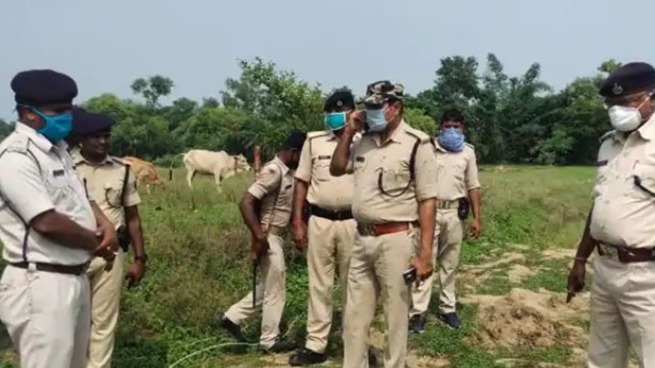 మానవత్వాన్ని చాటిన ఎస్సై...యువకుడి మృతదేహం కోసం సాహసం