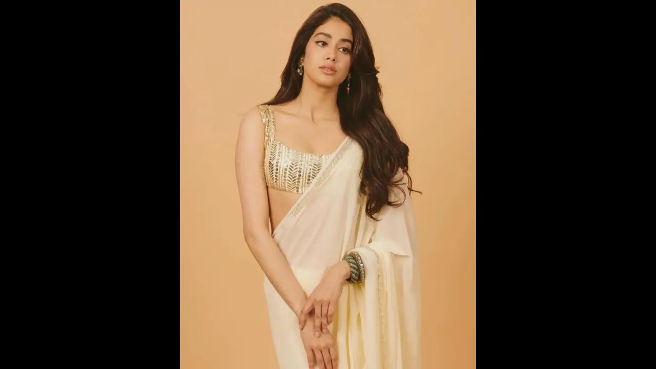 গাড়ির মধ্যেই বদলাচ্ছেন পোশাক, 'শ্রী কন্যা' জাহ্নবীর কীর্তি ভাইরাল সোশ্যাল মিডিয়ায় গাড়ির মধ্যেই বদলাচ্ছেন পোশাক, 'শ্রী কন্যা' জাহ্নবীর কীর্তি ভাইরাল সোশ্যাল মিডিয়ায়