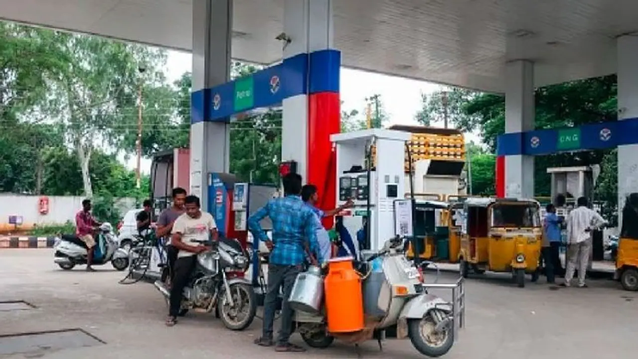 ಅಲ್ಲಿ ಇಳಿಕೆ, ಇಲ್ಲಿ ಏರಿಕೆ; ನಿಮ್ಮೂರಿನ ಪೆಟ್ರೋಲ್ ಡೀಸೆಲ್ ದರ ಎಷ್ಟಿದೆ? ಅಲ್ಲಿ ಇಳಿಕೆ, ಇಲ್ಲಿ ಏರಿಕೆ; ನಿಮ್ಮೂರಿನ ಪೆಟ್ರೋಲ್ ಡೀಸೆಲ್ ದರ ಎಷ್ಟಿದೆ?