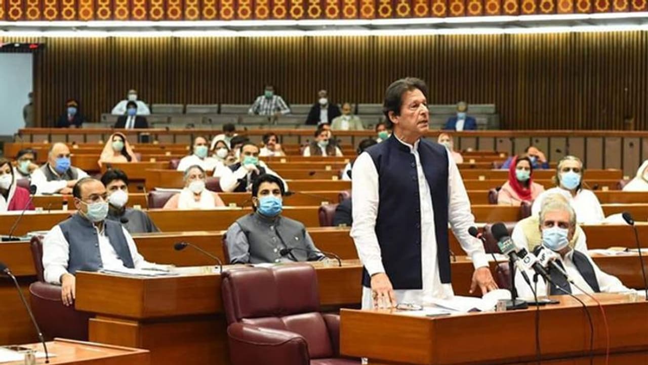 इमरान सरकार से टला संकट: फ्लोर टेस्ट में साबित किया बहुमत, 178 वोट मिले, विपक्ष ने फेंके जूते इमरान सरकार से टला संकट: फ्लोर टेस्ट में साबित किया बहुमत, 178 वोट मिले, विपक्ष ने फेंके जूते