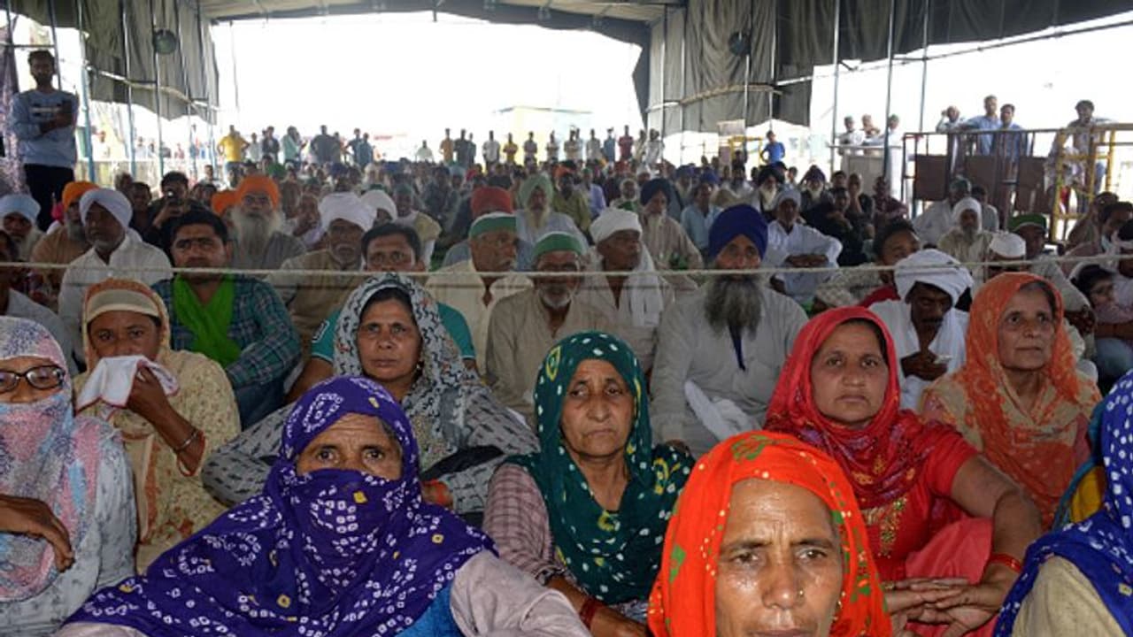 വനിത ദിനത്തിൽ കര്ഷക സമരം ഏറ്റെടുത്ത് സ്ത്രീകൾ; ട്രാക്ടര് ഓടിച്ചും സ്ത്രീകൾ സമരത്തിനെത്തി വനിത ദിനത്തിൽ കര്ഷക സമരം ഏറ്റെടുത്ത് സ്ത്രീകൾ; ട്രാക്ടര് ഓടിച്ചും സ്ത്രീകൾ സമരത്തിനെത്തി