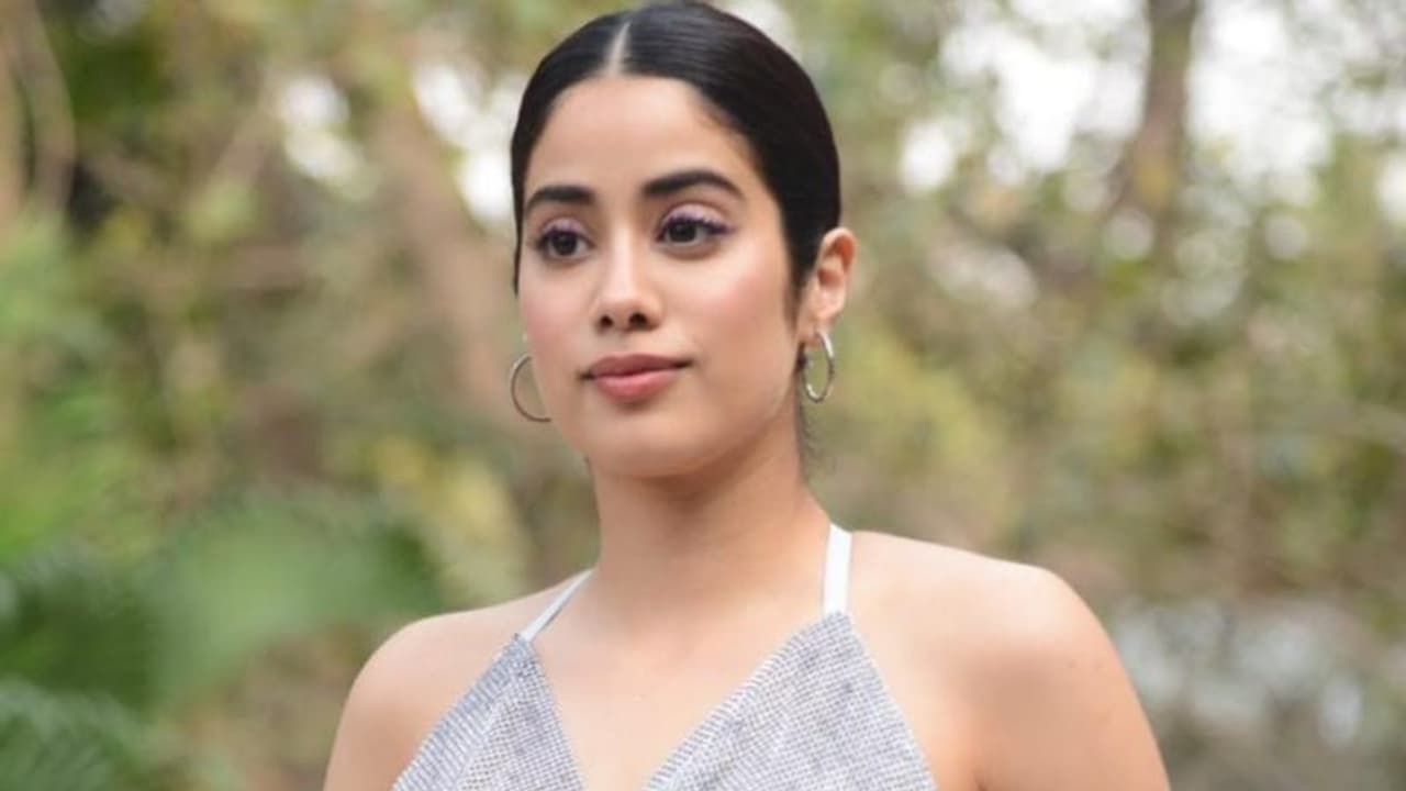 জাহ্নরীর মতো গ্লোয়িং স্কিন পেতে ভরসা করুন এই দুই উপাদানের ওপর, রইল নায়িকার বিউটি সিক্রেট