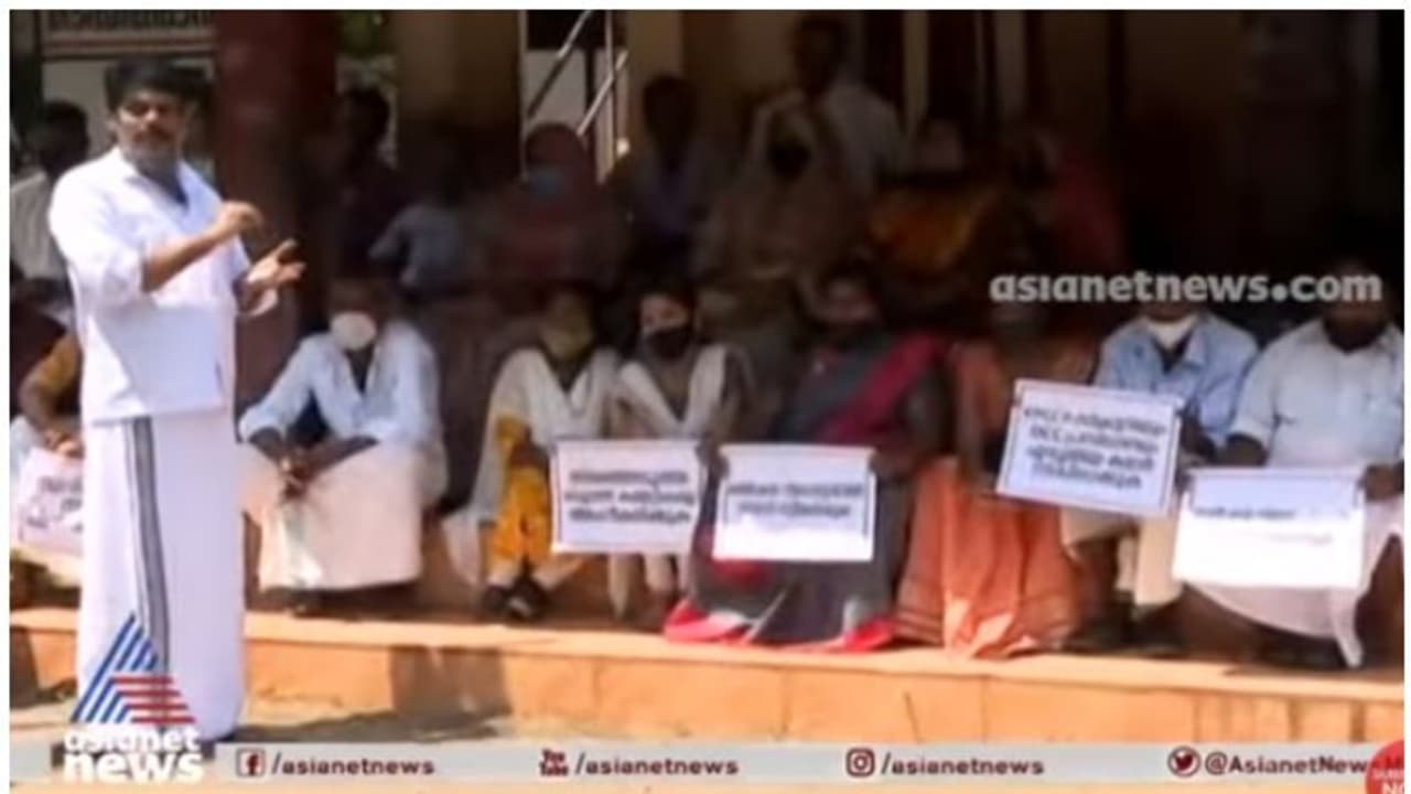 വെല്ഫെയര് പാര്ട്ടിയുമായുള്ള സഖ്യം ചോദ്യം ചെയ്തതിന് അച്ചടക്ക നടപടി; പ്രതിഷേധിച്ച് കോണ്ഗ്രസ് പ്രവര്ത്തകര് വെല്ഫെയര് പാര്ട്ടിയുമായുള്ള സഖ്യം ചോദ്യം ചെയ്തതിന് അച്ചടക്ക നടപടി; പ്രതിഷേധിച്ച് കോണ്ഗ്രസ് പ്രവര്ത്തകര്