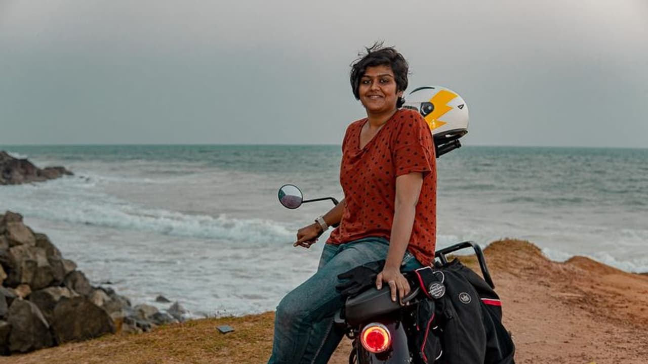 ബുള്ളറ്റിനെ പ്രണയിച്ച വനിതാ ഡോക്ടര് കണ്ടത് പുതിയ ജീവിത തീരങ്ങള്! ബുള്ളറ്റിനെ പ്രണയിച്ച വനിതാ ഡോക്ടര് കണ്ടത് പുതിയ ജീവിത തീരങ്ങള്!