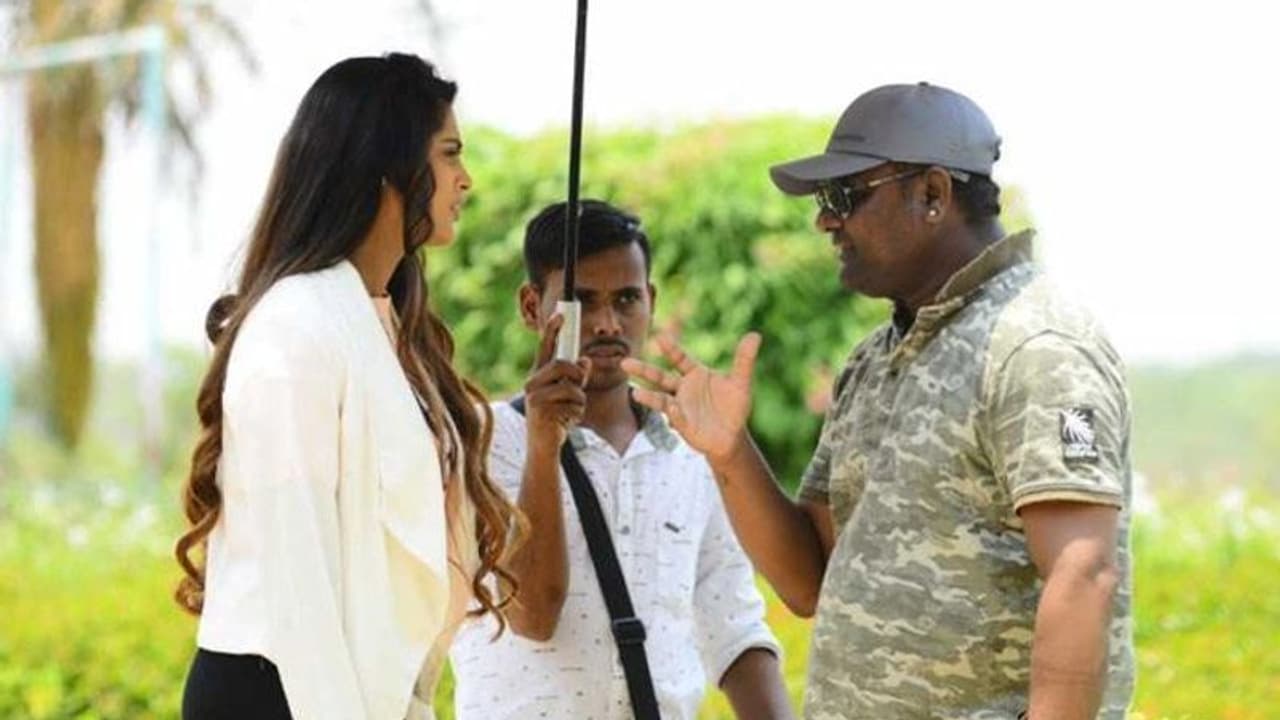 సైబర్ పోలీసులకు కంప్లైంట్ చేసిన తెలుగు దర్శకుడు సైబర్ పోలీసులకు కంప్లైంట్ చేసిన తెలుగు దర్శకుడు