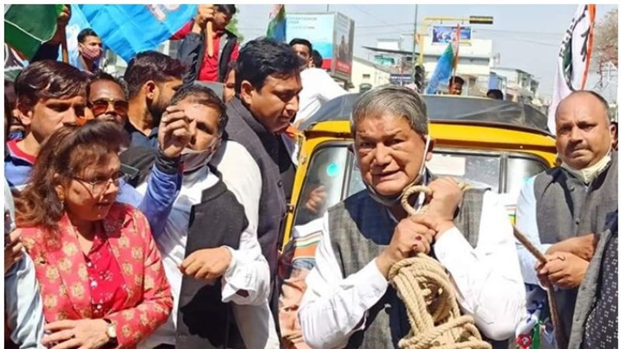 ഇന്ധന വിലവർധന: ഓട്ടോറിക്ഷ കെട്ടിവലിച്ച് പ്രതിഷേധവുമായി ഉത്തരാഖണ്ഡ് മുൻ മുഖ്യമന്ത്രി ഇന്ധന വിലവർധന: ഓട്ടോറിക്ഷ കെട്ടിവലിച്ച് പ്രതിഷേധവുമായി ഉത്തരാഖണ്ഡ് മുൻ മുഖ്യമന്ത്രി