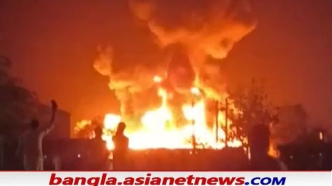 মধ্যরাতে পেট্রোল পাম্পের লাগোয়া প্লাস্টিক কারখানায় বিধ্বংসী আগুন, বিপুল টাকার ক্ষয়ক্ষতি মধ্যরাতে পেট্রোল পাম্পের লাগোয়া প্লাস্টিক কারখানায় বিধ্বংসী আগুন, বিপুল টাকার ক্ষয়ক্ষতি