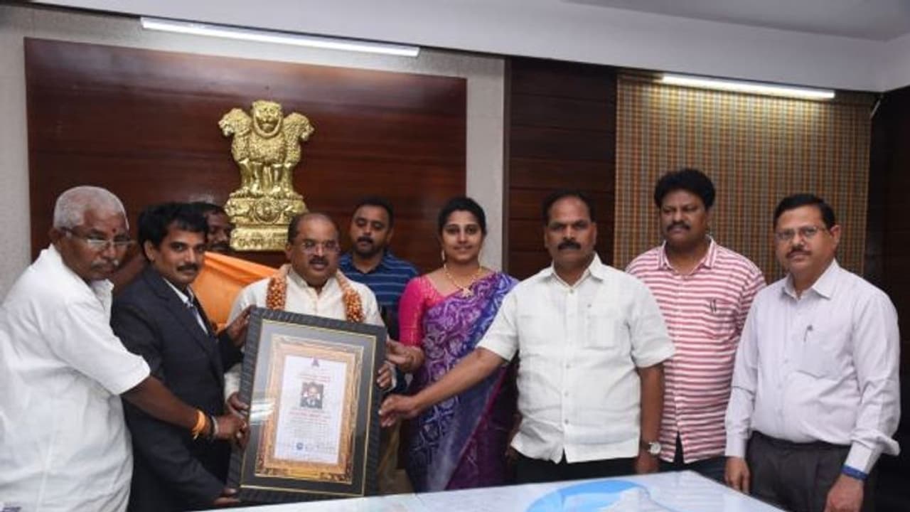 కలెక్టర్ ఇంతియాజ్ కు విశ్వగురు అంతర్జాతీయ కరోన వారియర్ అవార్డ్ (వీడియో)