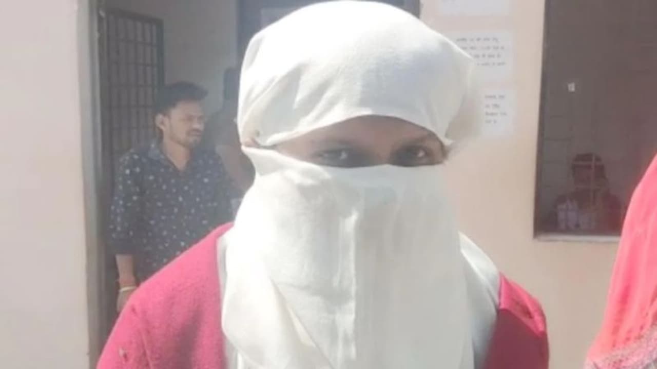 महिला दिवस पर इससे बुरा और कुछ नहीं, लड़की रोते हुए बोली घर में टॉयलेट होता तो मेरा रेप नहीं होता.. महिला दिवस पर इससे बुरा और कुछ नहीं, लड़की रोते हुए बोली घर में टॉयलेट होता तो मेरा रेप नहीं होता..