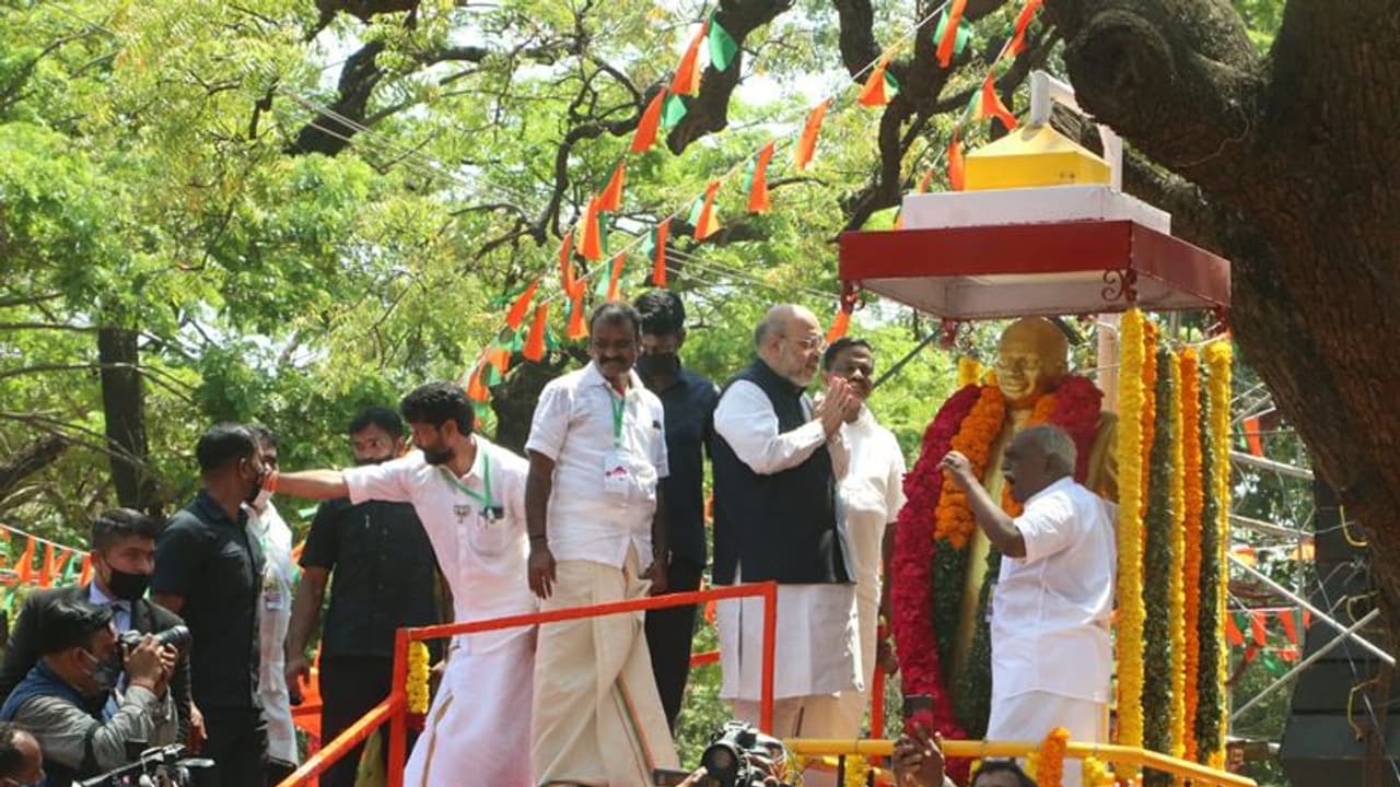 காமராஜர் சிலைக்கு ஆளுயர ரோஜா மாலை சாற்றி அமித்ஷா மரியாதை .. செட்டிகுளம் முதல் வேப்பமூடு வரை ரோடு ஷோ.. காமராஜர் சிலைக்கு ஆளுயர ரோஜா மாலை சாற்றி அமித்ஷா மரியாதை .. செட்டிகுளம் முதல் வேப்பமூடு வரை ரோடு ஷோ..