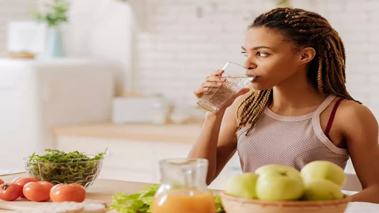 Health Tips: తిన్న వెంటనే నీళ్లు తాగకూడదా..? Health Tips: తిన్న వెంటనే నీళ్లు తాగకూడదా..?