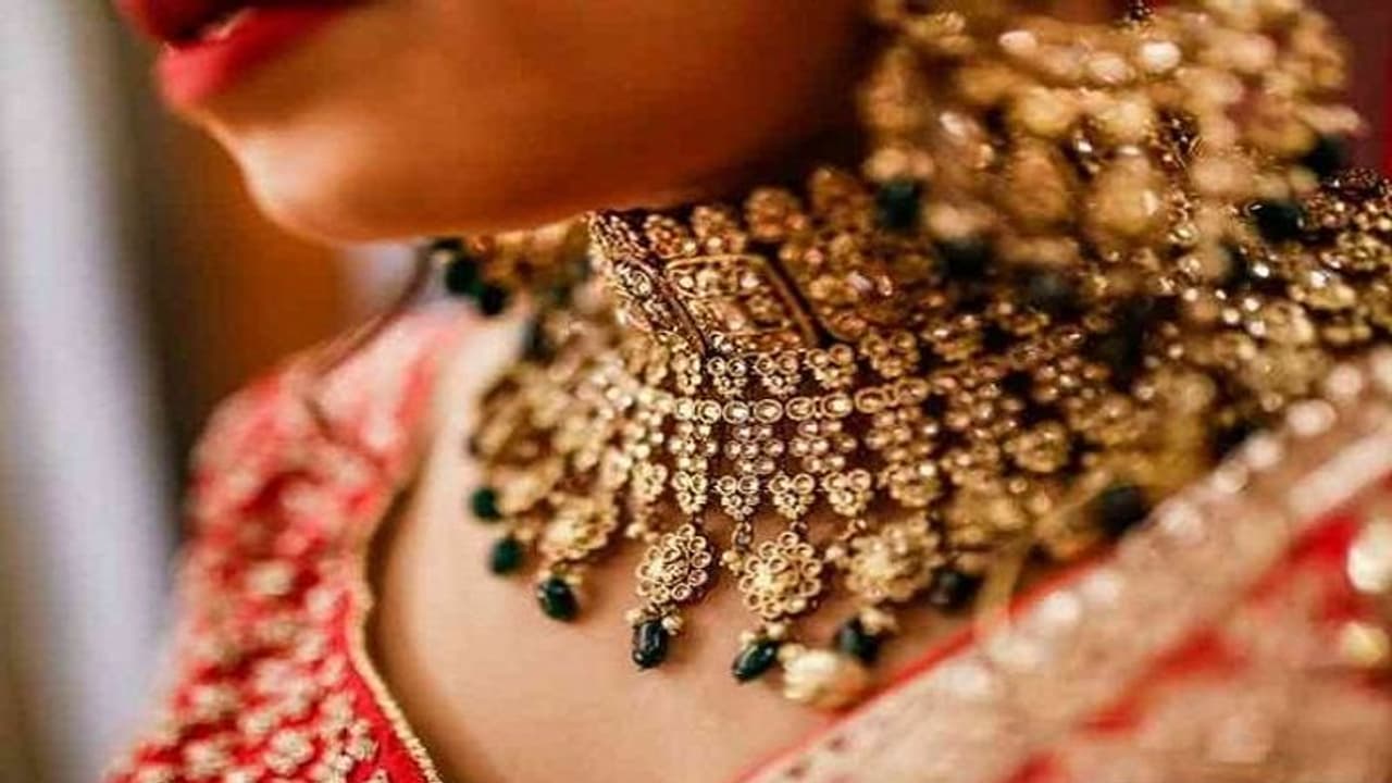 Gold Rate Today: കുതിച്ചുചാട്ടത്തിൽ വിശ്രമിച്ച് സ്വർണവില; വിപണി നിരക്ക് അറിയാം Gold Rate Today: കുതിച്ചുചാട്ടത്തിൽ വിശ്രമിച്ച് സ്വർണവില; വിപണി നിരക്ക് അറിയാം