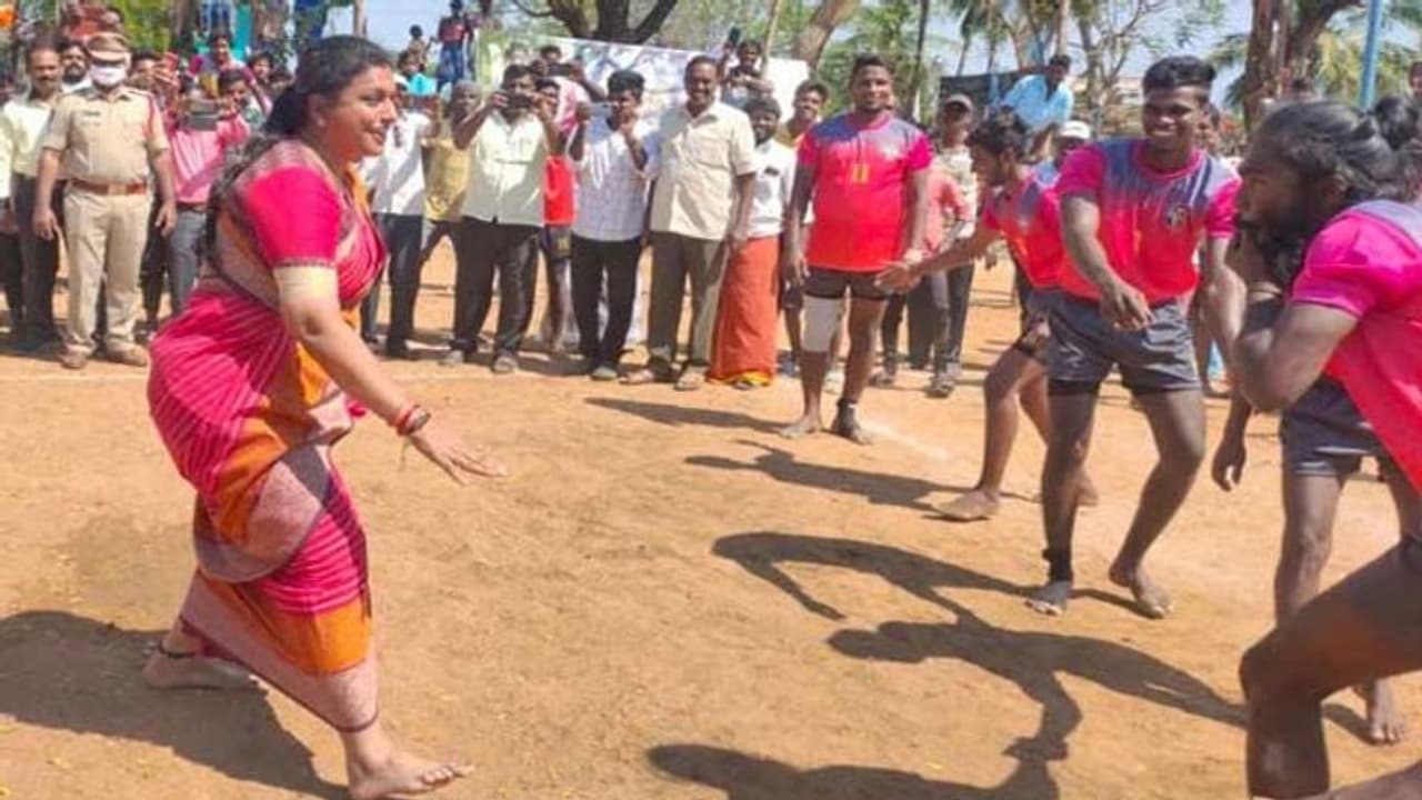 కబడ్డీ ఆడి అదరగొట్టిన ఎమ్మెల్యే రోజా కబడ్డీ ఆడి అదరగొట్టిన ఎమ్మెల్యే రోజా