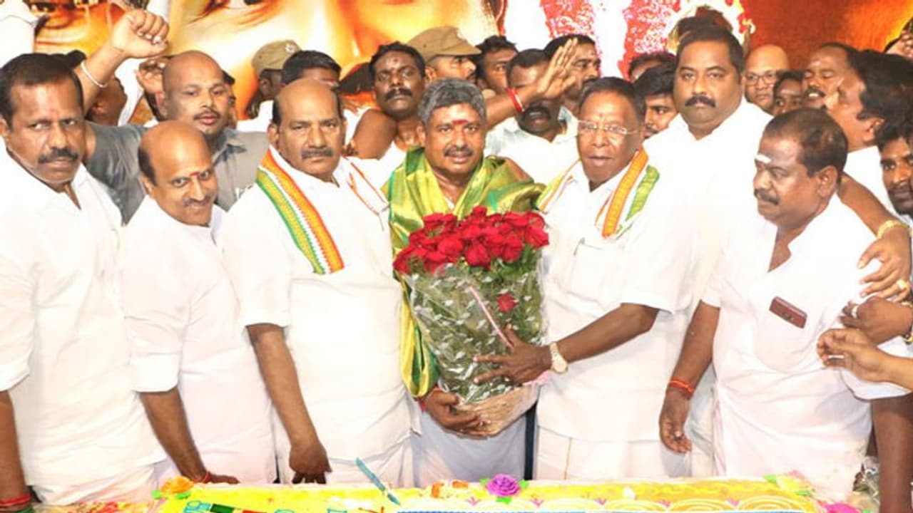 புதுச்சேரியில் காங்கிரஸ் கூடாராம் காலியாகிறது.. நாராயணசாமியின் தீவிர ஆதரவாளர் என்.ஆர்.காங்கிரசில் இணைந்தார்.! புதுச்சேரியில் காங்கிரஸ் கூடாராம் காலியாகிறது.. நாராயணசாமியின் தீவிர ஆதரவாளர் என்.ஆர்.காங்கிரசில் இணைந்தார்.!