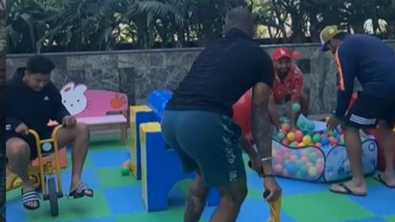 మూడు గిర్రల సైకిల్ తొక్కుతూ, బాల్స్తో కొట్టుకుంటూ... రోహిత్, పంత్ అండ్ కో రచ్చ... మూడు గిర్రల సైకిల్ తొక్కుతూ, బాల్స్తో కొట్టుకుంటూ... రోహిత్, పంత్ అండ్ కో రచ్చ...