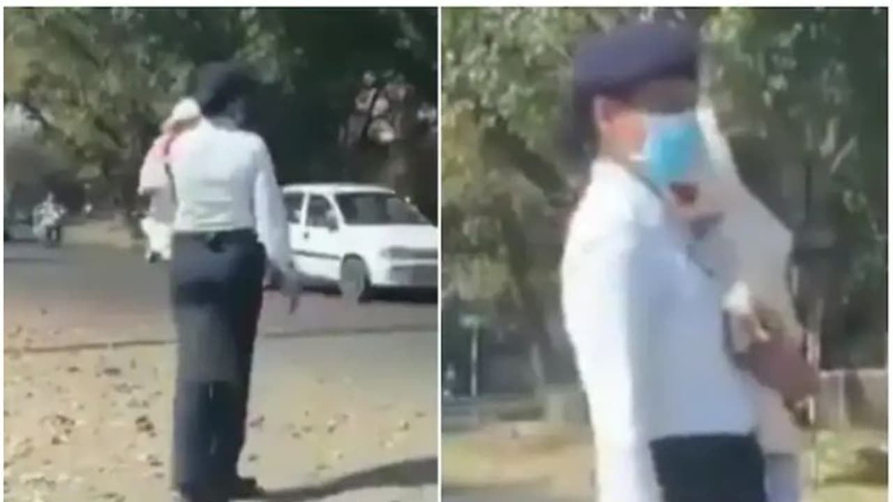 കുഞ്ഞുമായി റോഡിലെ ഗതാഗതക്കുരുക്ക് നിയന്ത്രിക്കുന്ന ട്രാഫിക് പൊലീസ്, ഏറ്റെടുത്തും എതിർത്തും ഇന്റർനെറ്റ് കുഞ്ഞുമായി റോഡിലെ ഗതാഗതക്കുരുക്ക് നിയന്ത്രിക്കുന്ന ട്രാഫിക് പൊലീസ്, ഏറ്റെടുത്തും എതിർത്തും ഇന്റർനെറ്റ്