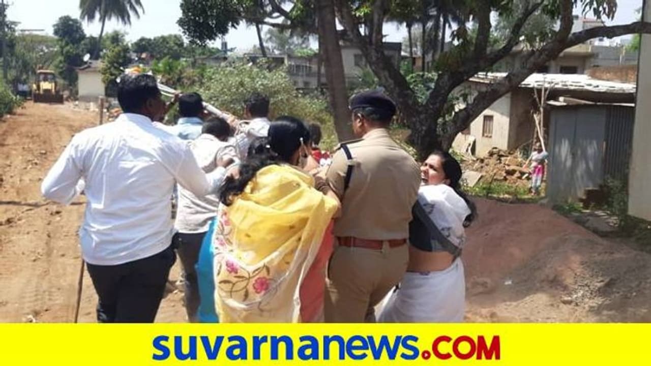 ಬೆಳಗಾವಿಯಲ್ಲಿ ಮತ್ತೆ MES, ಶಿವಸೇನೆ ಪುಂಡಾಟ: ಮಹಿಳಾ ಕಾರ್ಯಕರ್ತೆಯರ ಬಂಧನ ಬೆಳಗಾವಿಯಲ್ಲಿ ಮತ್ತೆ MES, ಶಿವಸೇನೆ ಪುಂಡಾಟ: ಮಹಿಳಾ ಕಾರ್ಯಕರ್ತೆಯರ ಬಂಧನ