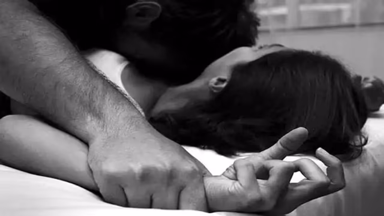 Illicit Relationship:ಯುವಕನ ಜತೆ 2 ಮಕ್ಕಳ ತಾಯಿ ಲವ್ವಿ ಡವ್ವಿ, ಊರೆಲ್ಲ ಸುದ್ದಿ Illicit Relationship:ಯುವಕನ ಜತೆ 2 ಮಕ್ಕಳ ತಾಯಿ ಲವ್ವಿ ಡವ್ವಿ, ಊರೆಲ್ಲ ಸುದ್ದಿ