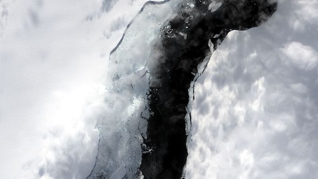 ഏറ്റവും വലിയ മഞ്ഞുമല അന്റാര്ട്ടിക്ക് ഹിമപാളിയില് നിന്ന് അടര്ന്നു; ആശങ്കയോടെ ലോകം.! ഏറ്റവും വലിയ മഞ്ഞുമല അന്റാര്ട്ടിക്ക് ഹിമപാളിയില് നിന്ന് അടര്ന്നു; ആശങ്കയോടെ ലോകം.!