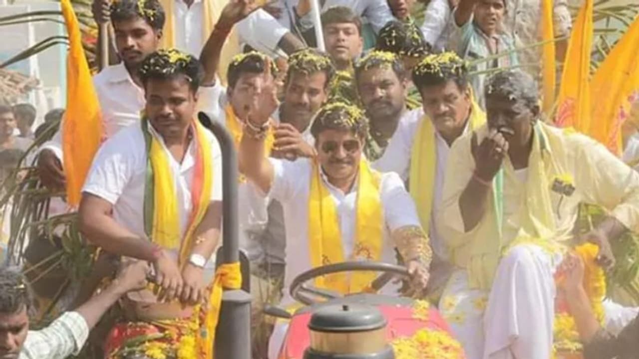 హిందూపురం: బాలయ్య ప్రచారంలోకి దూసుకొచ్చిన వైసీపీ కార్యకర్తలు, ఉద్రిక్తత