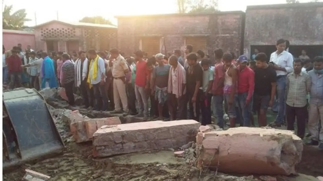 सरकारी स्कूल की दीवार गिरी, 12 लोग दबे, 6 शव निकाले गए अभी तक बाहर सरकारी स्कूल की दीवार गिरी, 12 लोग दबे, 6 शव निकाले गए अभी तक बाहर