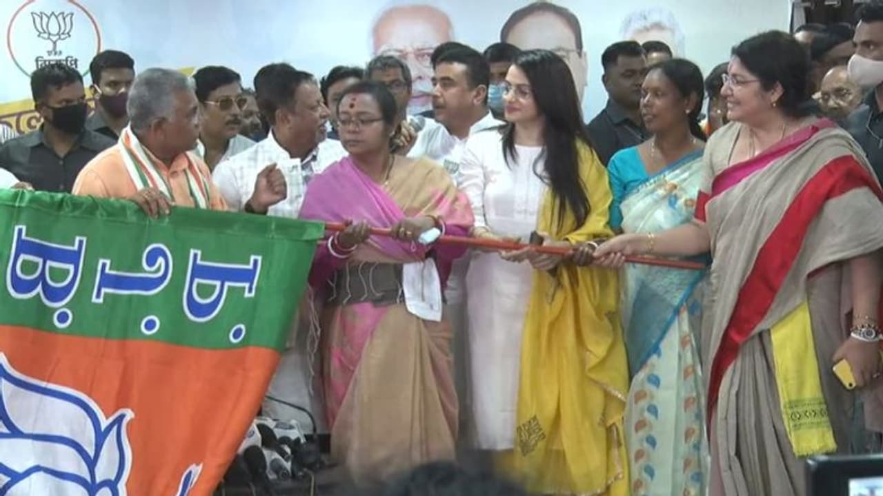 ಮಮತಾಗೆ ಮತ್ತೆ ಶಾಕ್: ಐವರು ಟಿಎಂಸಿ ಶಾಸಕರು ಬಿಜೆಪಿ ಸೇರ್ಪಡೆ! ಮಮತಾಗೆ ಮತ್ತೆ ಶಾಕ್: ಐವರು ಟಿಎಂಸಿ ಶಾಸಕರು ಬಿಜೆಪಿ ಸೇರ್ಪಡೆ!